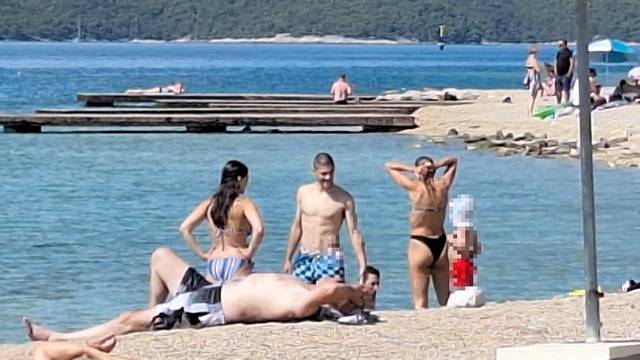 Nema mjesta gnjavaži, kada se uživa na plaži: Krama otišao na odmor s obitelji kod Šibenika...