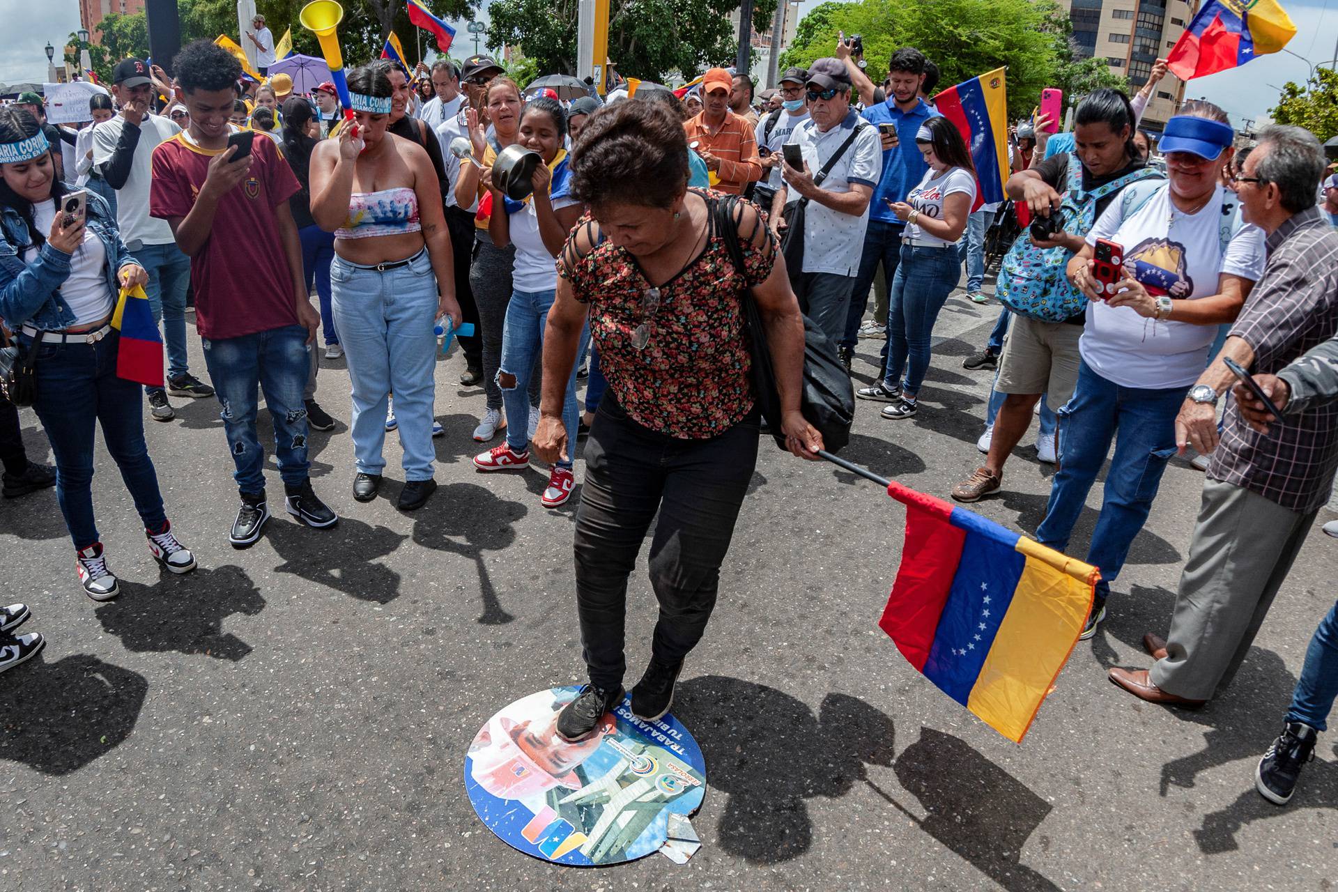 Anti-Maduro protests spread as Venezuelan opposition says he stole vote, in Maracaibo