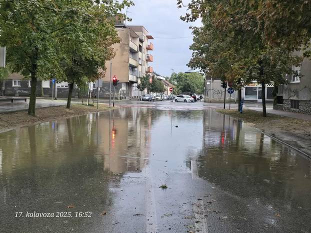 FOTO Veliko nevrijeme poharalo Osijek. Srušena stabla: Otvorilo se odjednom nebo i zemlja...