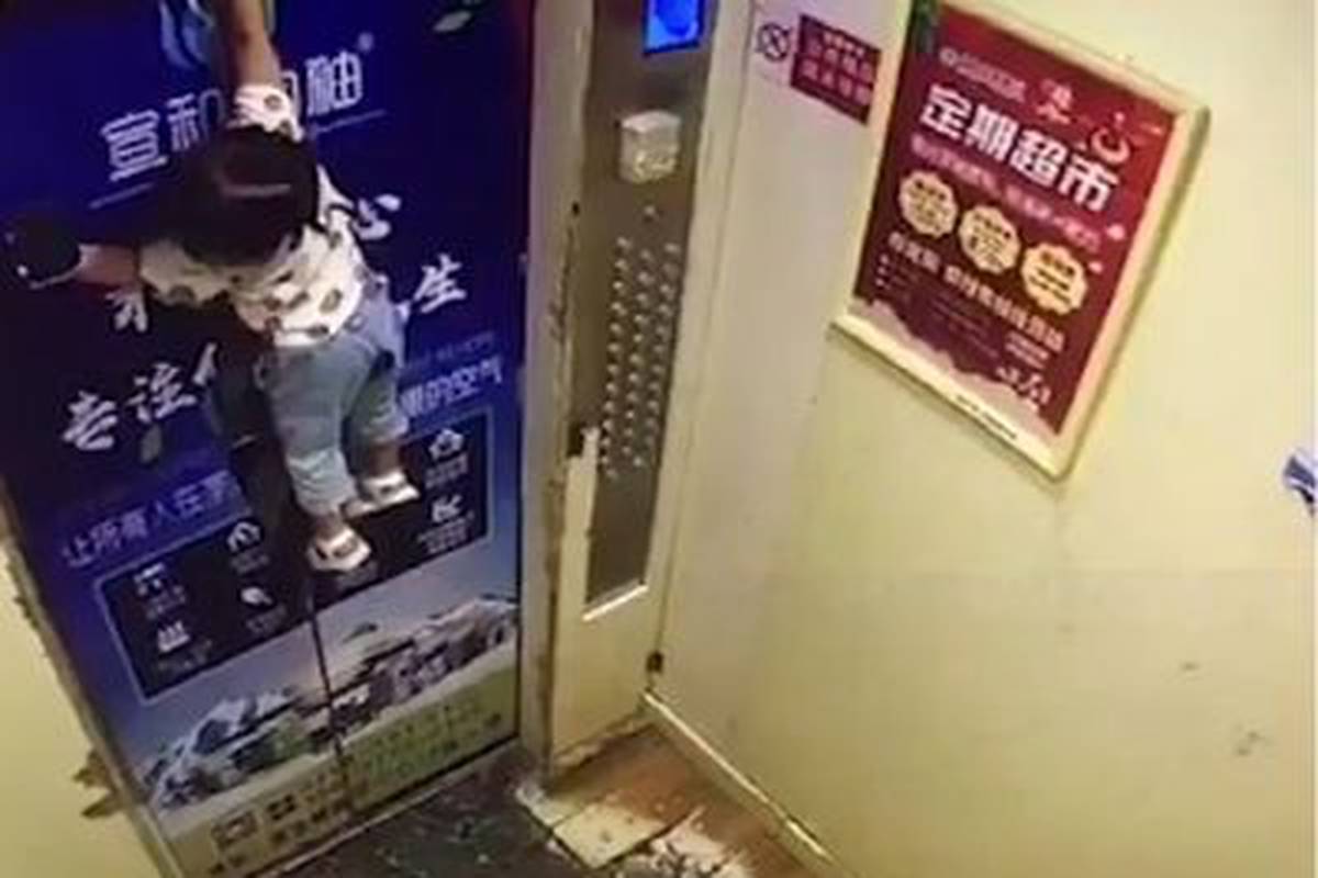 Curica ostala visjeti na liftu jer joj je povodac zapeo na vratima
