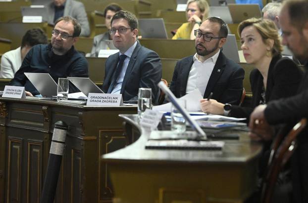 Zagreb: Herman za govornicu u Skupštini izašao s prometnim stupićem, Klisović pomislio da je bazuka