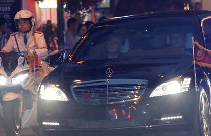 Kim u Hanoi ušao u Mercedesu, jesu li prekršene sankcije?