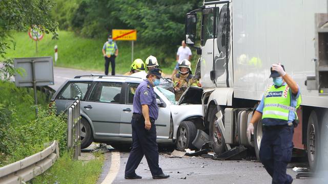 Krnjak: Vozač osobnog automobila poginuo u sudaru s teretnim kamionom
