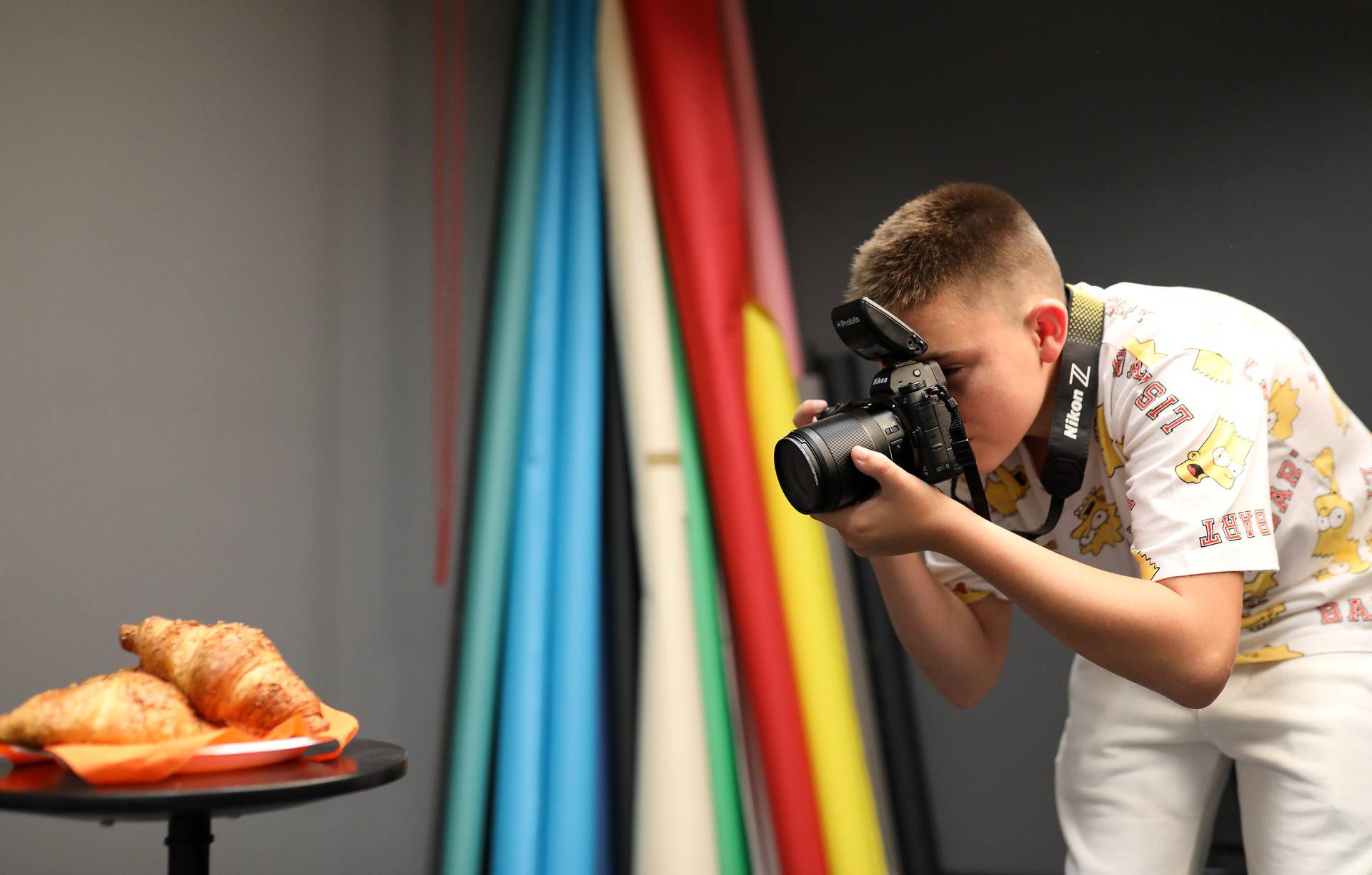 Zagreb: Dječak Teo koji boluje od rijetke bolesti stigao je u Pixsell studio, dočekali smo ga s potpuno novom Nikon opremom za fotografiranje