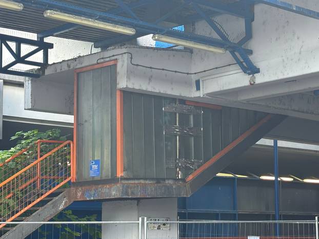 FOTO Autobusni kolodvor se raspada! Među putnike pala staklena stijenka, evo fotki