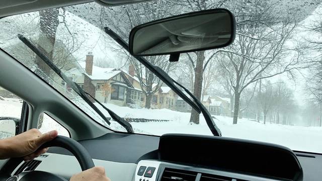 Kako voziti po snijegu i ledu te što pomaže da se auto ne zaledi