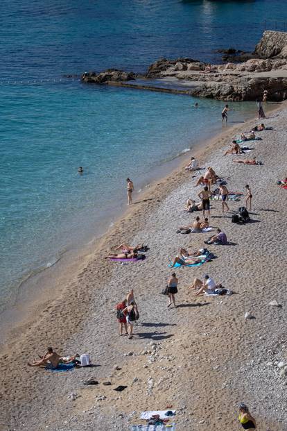 FOTO U Dubrovniku je i dalje ljeto: Turisti preplavili grad, uživaju na plažama i sunčaju se