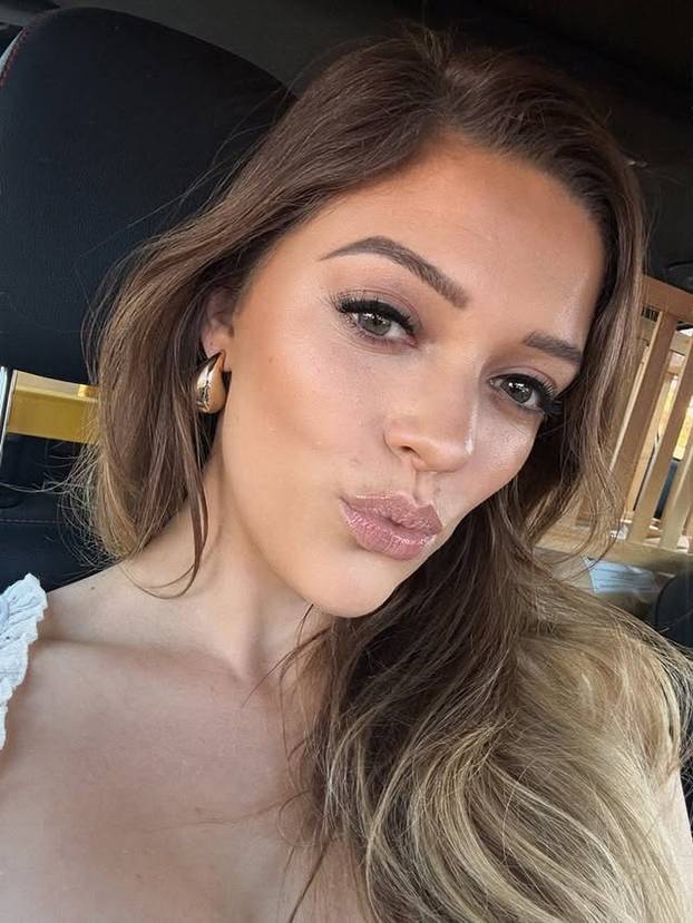 FOTO Ovo je najseksi pekarica koju ćete danas vidjeti: Mijesi tijesto i osvaja izgledom