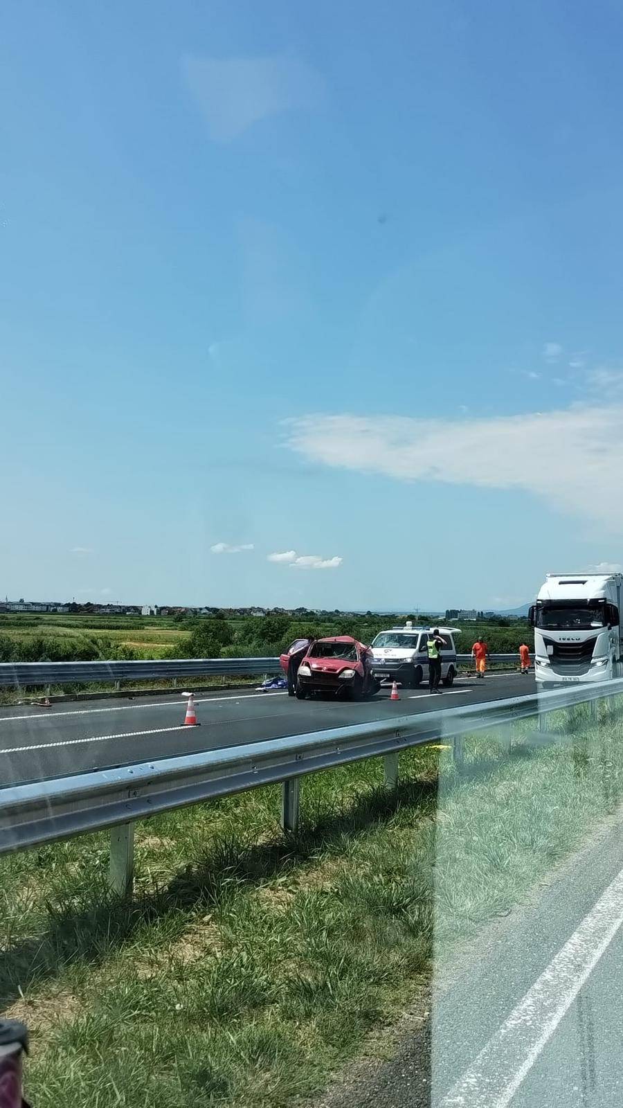 VIDEO Nesreća na obilaznici: Dva kamiona naletjela na auto koji je stajao u zaustavnoj traci