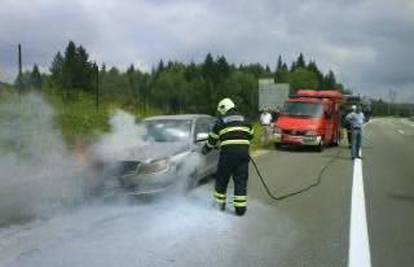 Mercedes gorio uz cestu, vozači prolazili kraj njega