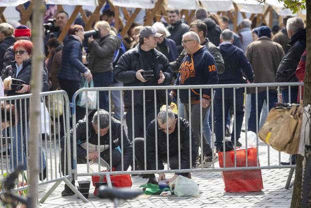 Osijek: Tradicionalna podjela blagdanskog fiš paprikaša na Trgu Svetog Trojstva