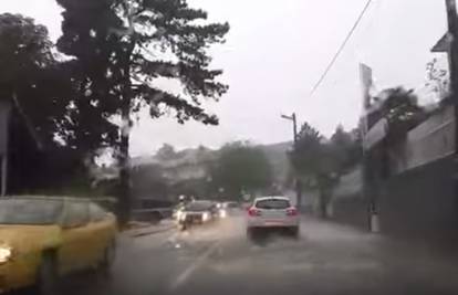 Kiša potopila Istru i Kvarner: Izbijali šahtovi, otežan promet