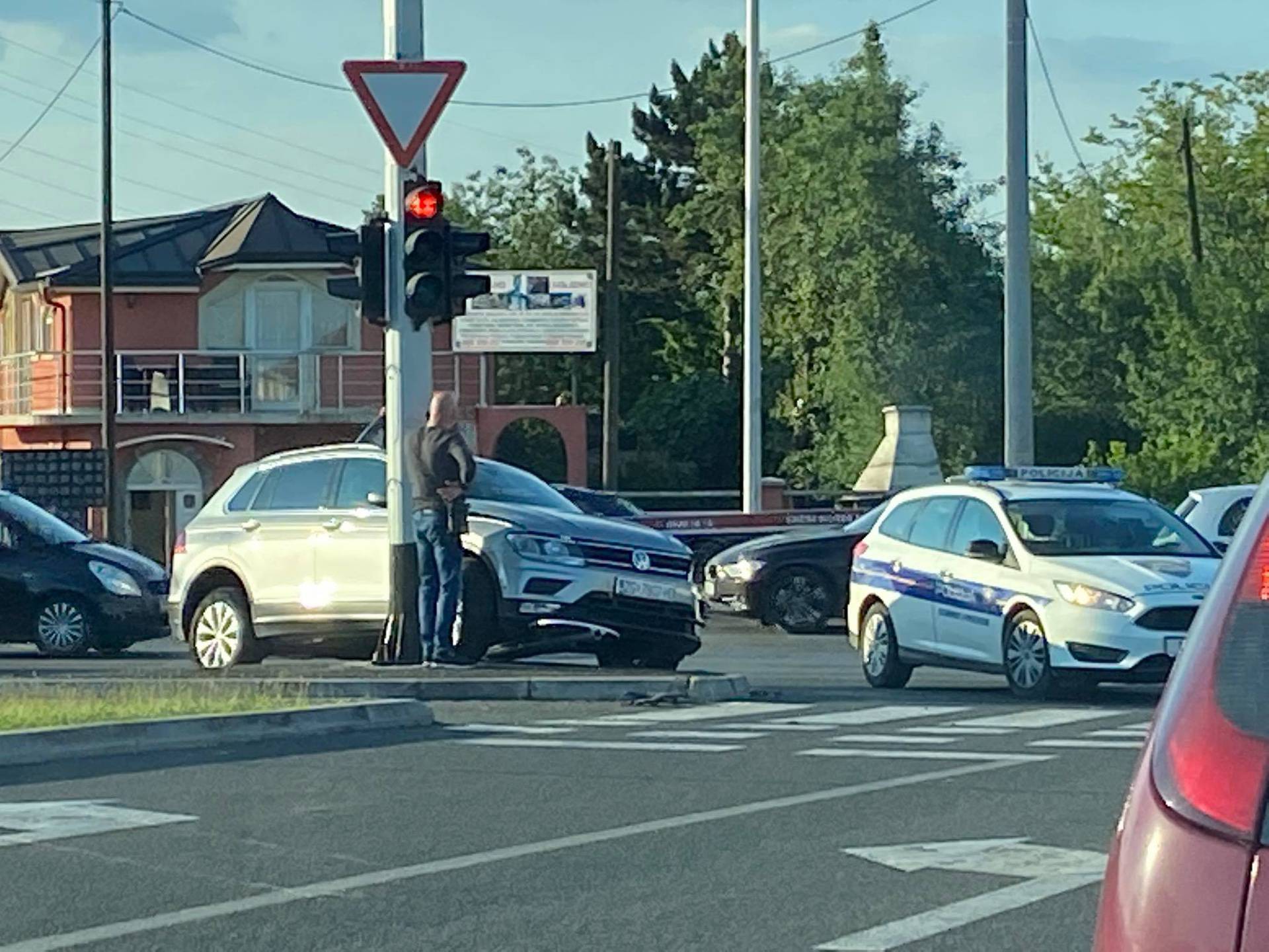 Sudar automobila u Sesvetama: Zbog udarca se zabio u rasvjetu