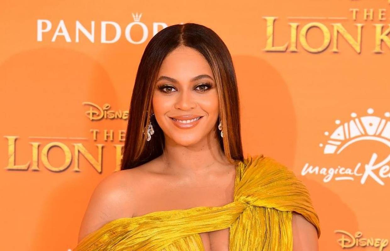 U kristalima od glave do pete: Beyonce u novom odijelu izgleda poput velike disko kugle