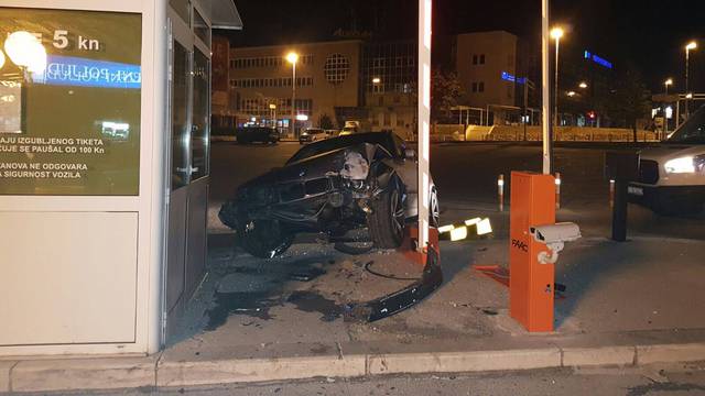 Bio je pripit: Mladić BMW-om kod Poljuda srušio novu rampu