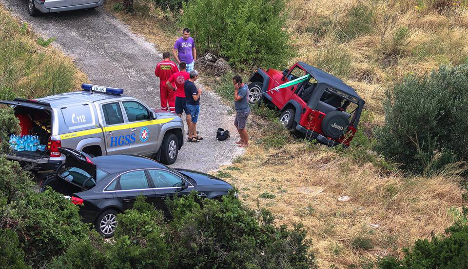 Zapela je na strimini, auto su  vezali da ne otkliže niz padinu