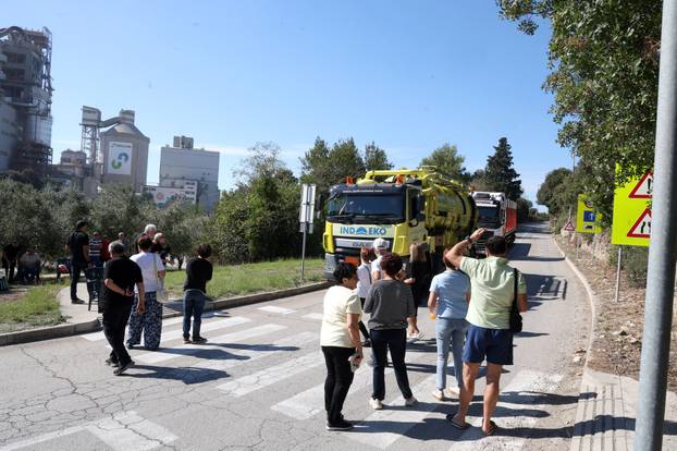 Koroma&ccaron;no: Gra&dstrok;ani bllokirali prometnicu zbog dovoza otpada iz Like