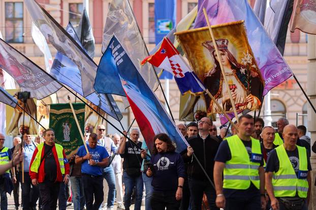 Zagreb: Molitelji na glavnom gradskom trgu