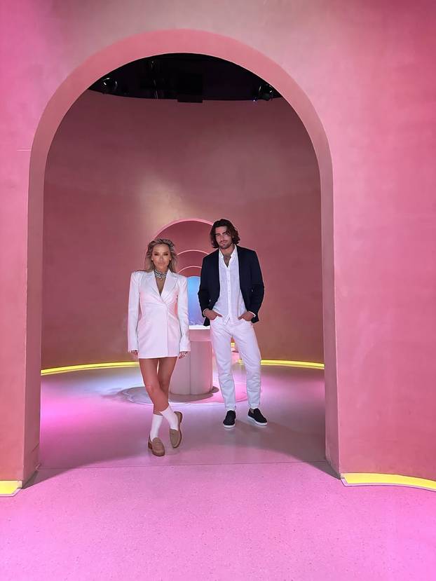 Za njih nema hladnoće i magle! Šime i Maja u badićima pozirali kraj bazena, 'padali' i zagrljaji