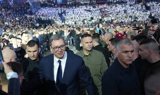 FOTO Miting Vu&ccaron;i&cacute;evih prista&scaron;a i poslu&scaron;nika u Beogradu. Vu&ccaron;i&cacute; sipa obe&cacute;anja, ljudi mu plje&scaron;&cacute;u