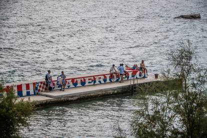 FOTO Nema jeseni za Splićane: Na Firulama i dalje ima kupača