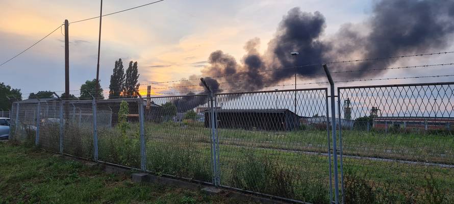 VIDEO Buktinja u Slavonskom Brodu: Požar u hali Slavonija DI