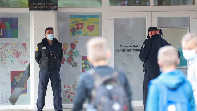 Zaštitari i policija ispred škole u Krapinskim Toplicama