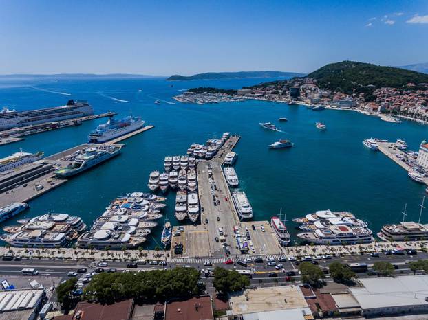 Pogled iz zraka na gužvu u splitskoj trajektnoj luci