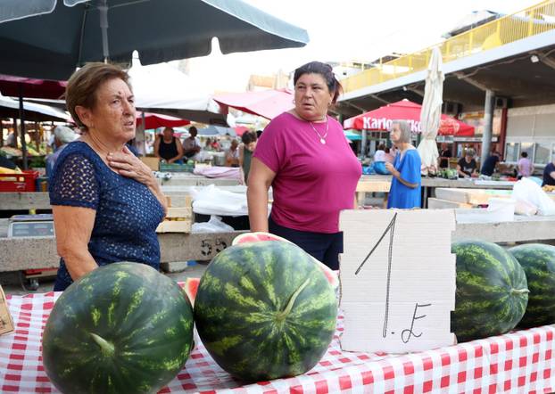 FOTO Krumpira, luka, rajčica i lubenica! Pogledajte cijene voća i povrća na šibenskoj tržnici