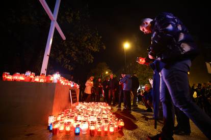 Mostar: Stanovnici zapalili svijeće i pomolili se za žrtve Vukovara i Škabrnje