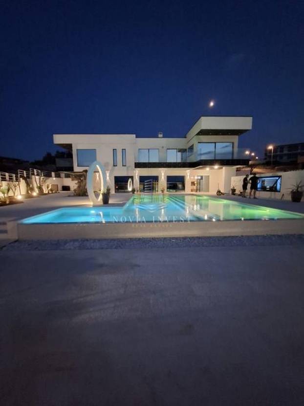 FOTO Luksuzni spektakl! Što mislite koliko stoji ova vila prvi red do mora u Novigradu?