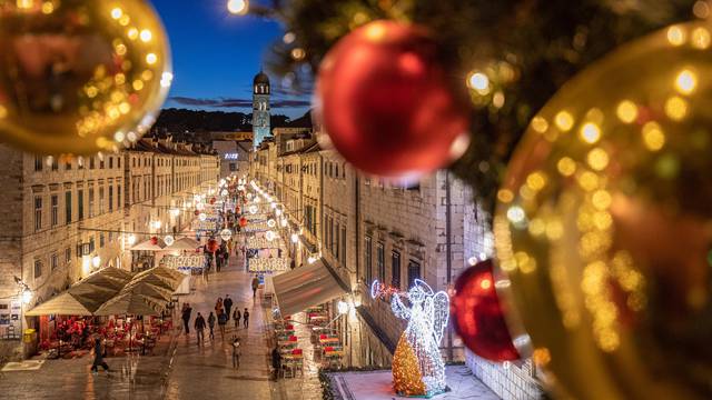 Adventski ugođaj na Stradunu u Dubrovniku tijekom noći i dana
