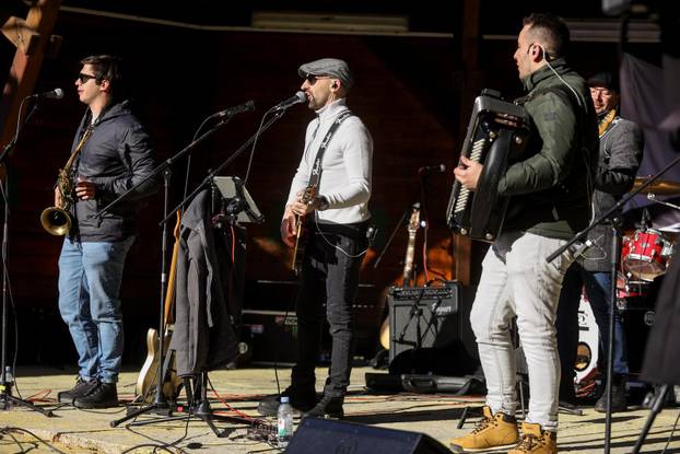 Doček Nove godine u podne u centru Fužina