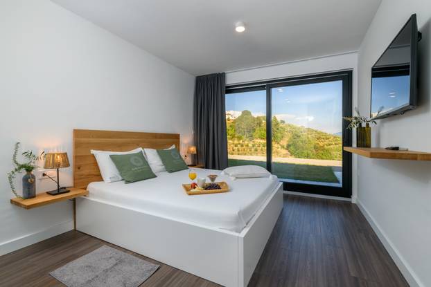 Ova istarska ljepotica među 1000 maslina ima pogled na jezero koji obara s nogu