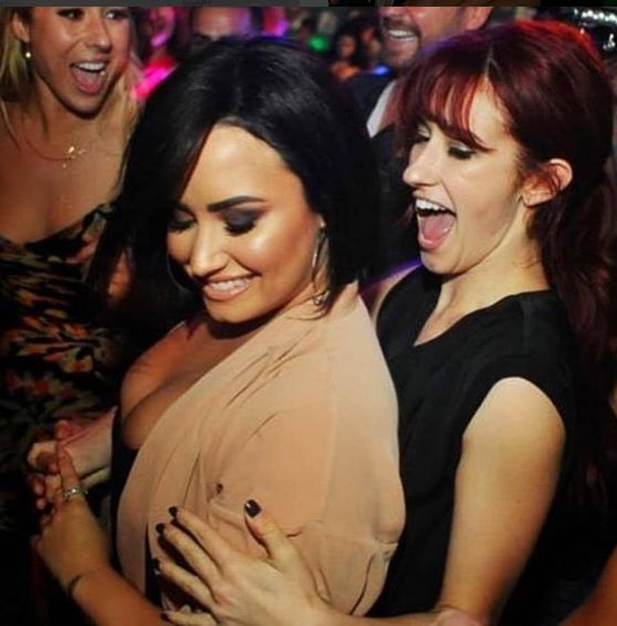 Demi Lovato: 'S 13 godina sam počela piti i drogirati se. Očuhu sam redovito krala alkohol...'