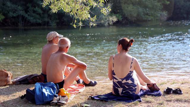 Blato na Cetini: Brojni građani i turisti osvježenje pronašli na Cetini