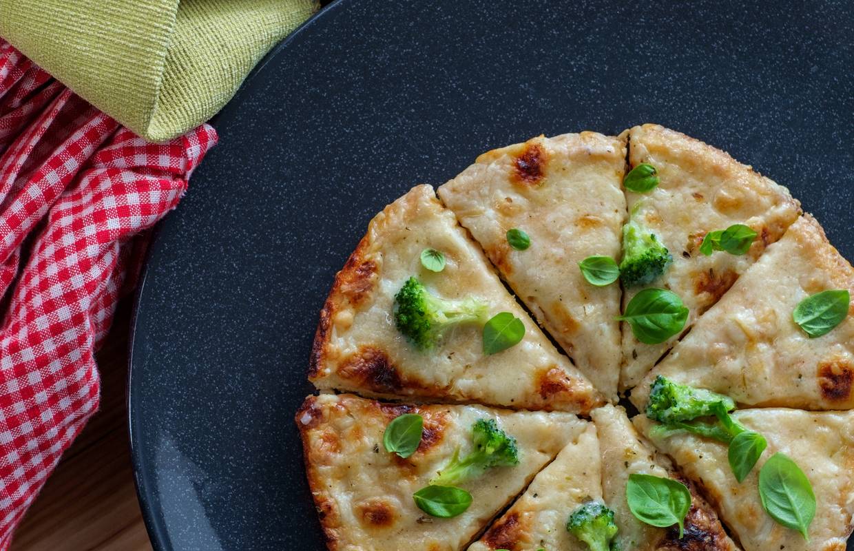 Napravite ukusnu bijelu pizzu sa samo nekoliko sastojaka