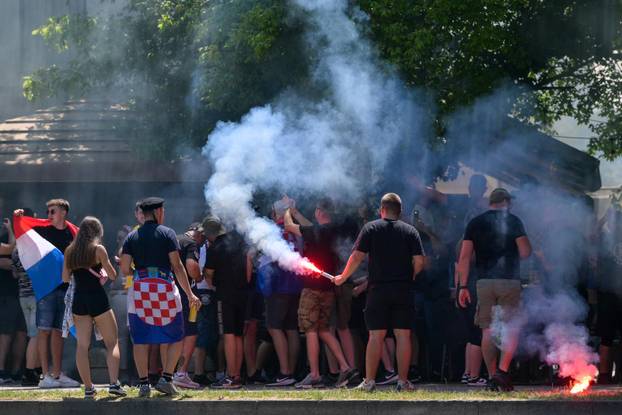Zagreb: Zapaljene baklje u fan zoni na Bundeku uoči Thompsonovog koncerta 