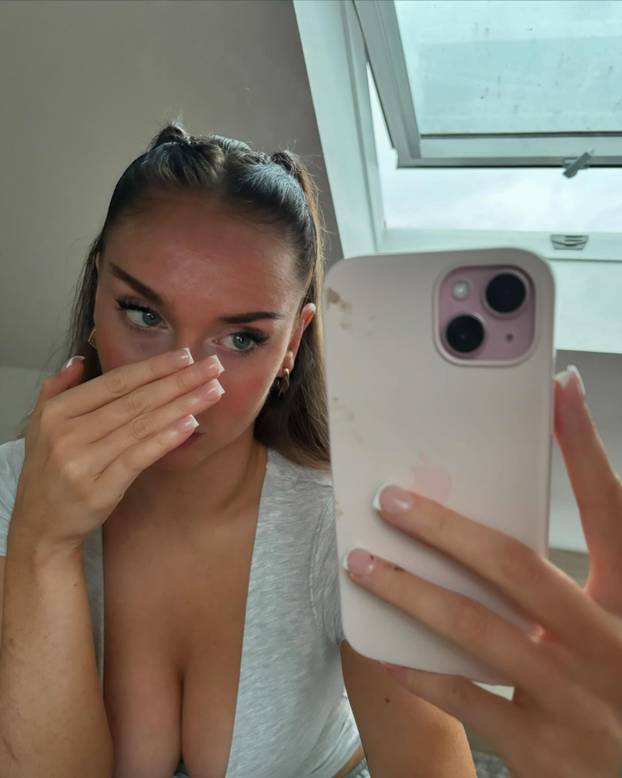 FOTO Bujna kći legende Uniteda provocira oskudnim izdanjima