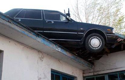 Jaka oluja u Kini dignula automobil na krov zgrade