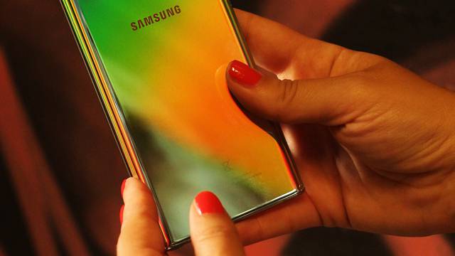 Prihodi kao lani, ali Samsung očekuje za trećinu manju dobit
