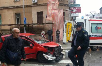 Tramvaj naletio na auto, vozač automobila prevezen u bolnicu