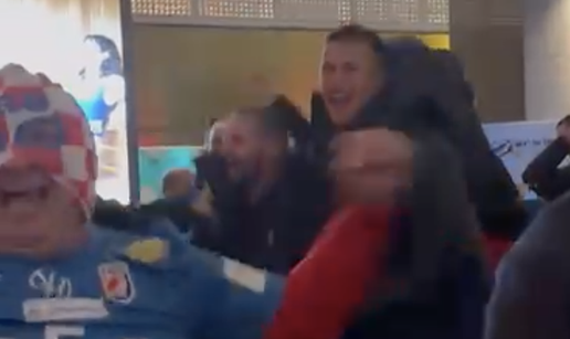 Navija&ccaron;i napravili 'sa&ccaron;eku&scaron;u' rukometa&scaron;ima ispred hotela. Uslijedio je &scaron;ou! Pogledajte