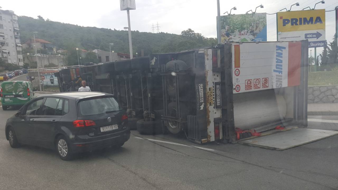 Šleper se prevrnuo na kružnom toku, srećom nema ozlijeđenih