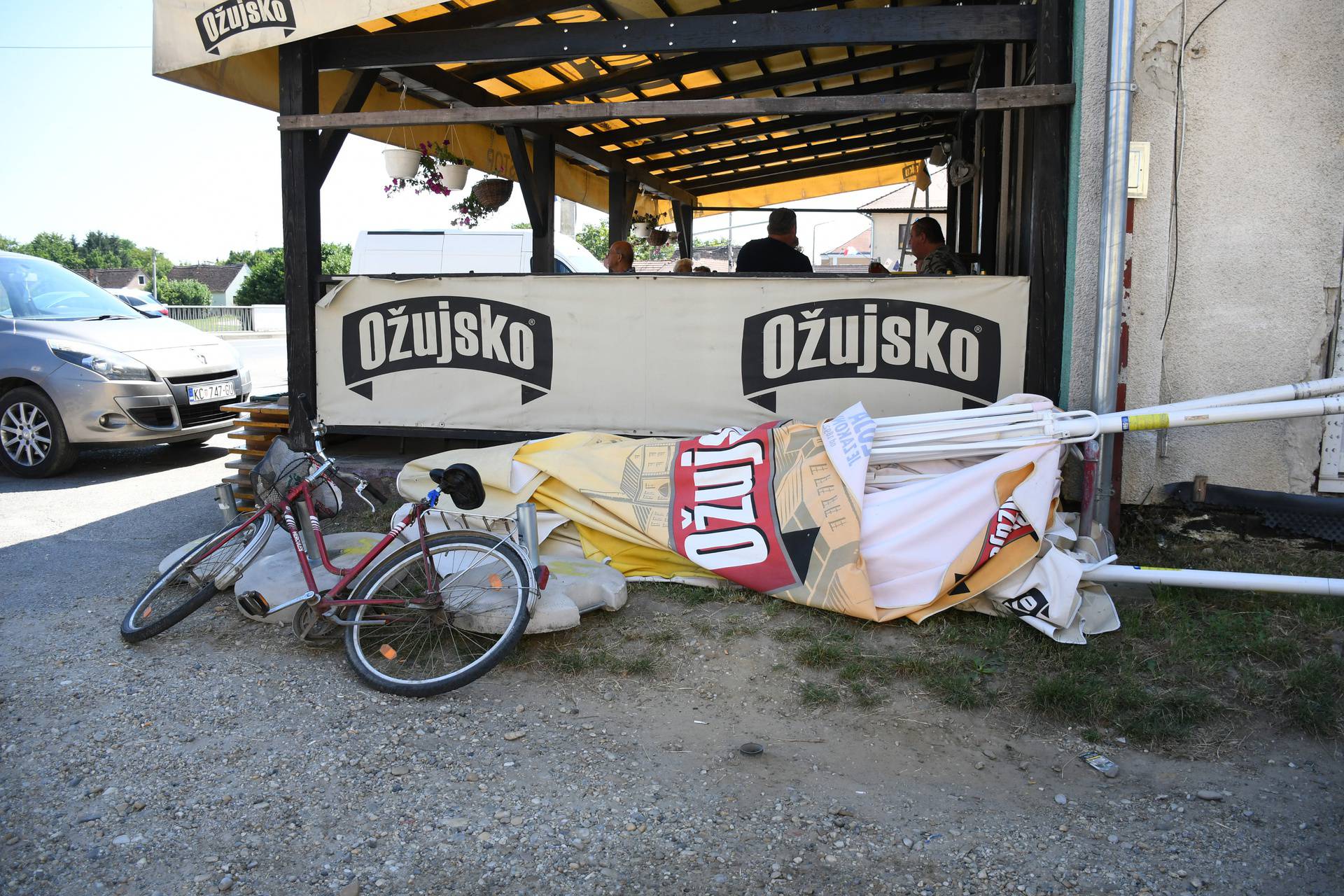 Na proslavi Dana općine Novigrad Podravski muškarac se automobilom zaletio u ljude na terasi kafića