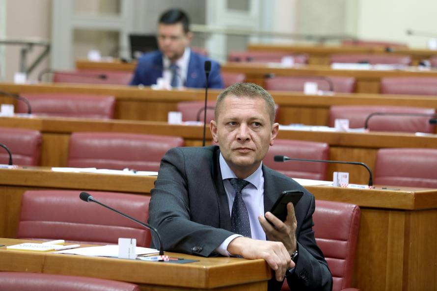 U Saboru o cijeni cigareta: 'Da, prestat ću pušiti, kada umrem'