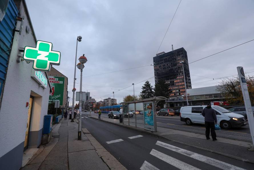 Zagreb: Dim i dalje izlazi iz Vjesnikovog nebodera