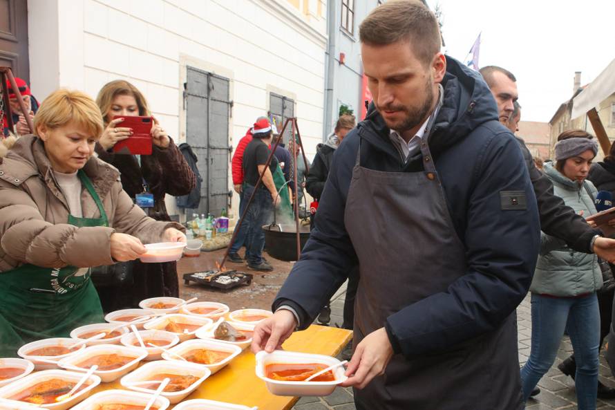 Tradiconalna podjela blagdanskog fiša u osječkoj Tvrđi
