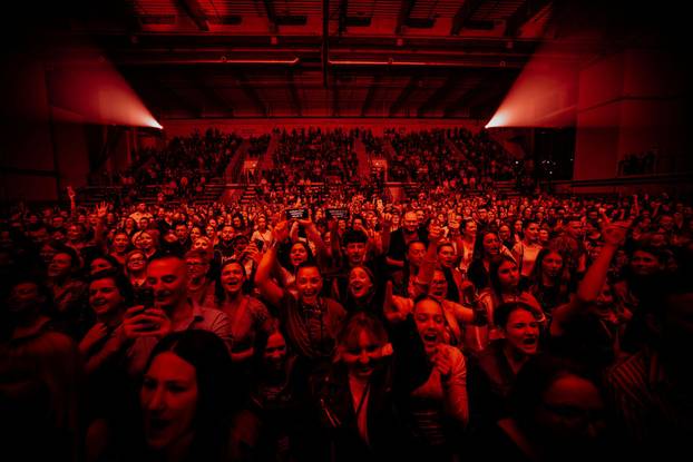 FOTO Severina u izazovnom izdanju oduševila obožavatelje na trosatnom spektaklu u Sisku