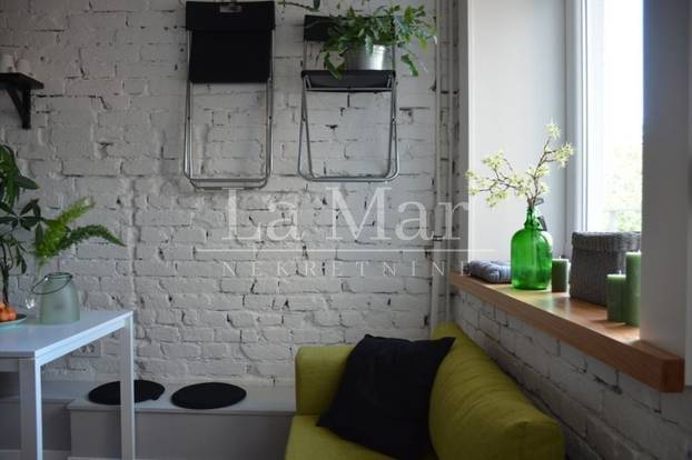 Ovo još niste vidjeli! Stolice po zidu, a krevet na 'stropu'. Ovih 18m2 u Zagrebu košta 122.000€